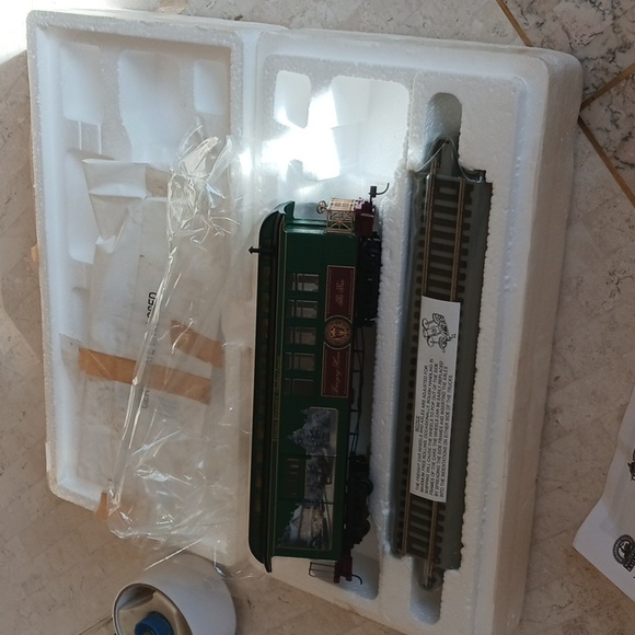 Thomas Kinkade Christmas express Hawthorne village,"bringing home the tree" - Picture 10 of 13